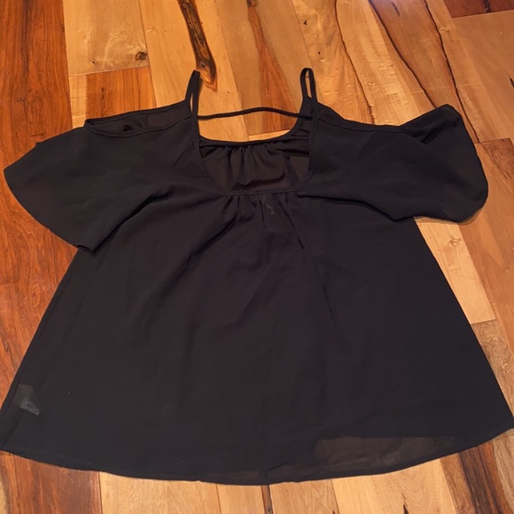 LIKE NEW - VINTAGE TYCHE FLOWY COLD SHOULDER CUT OUT BABYDOLL TOP - SIZE MEDIUM - Picture 5 of 6